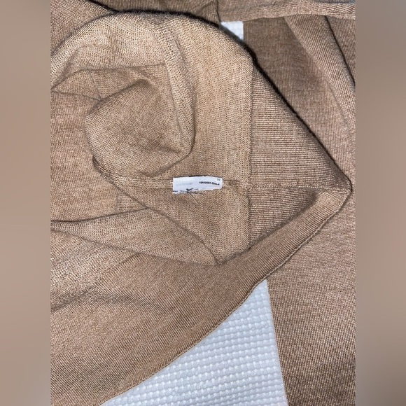 Women’s BANANA REPUBLIC Tan SEAMLESS MERINO V-NECK SWEATER size medium - Picture 9 of 12